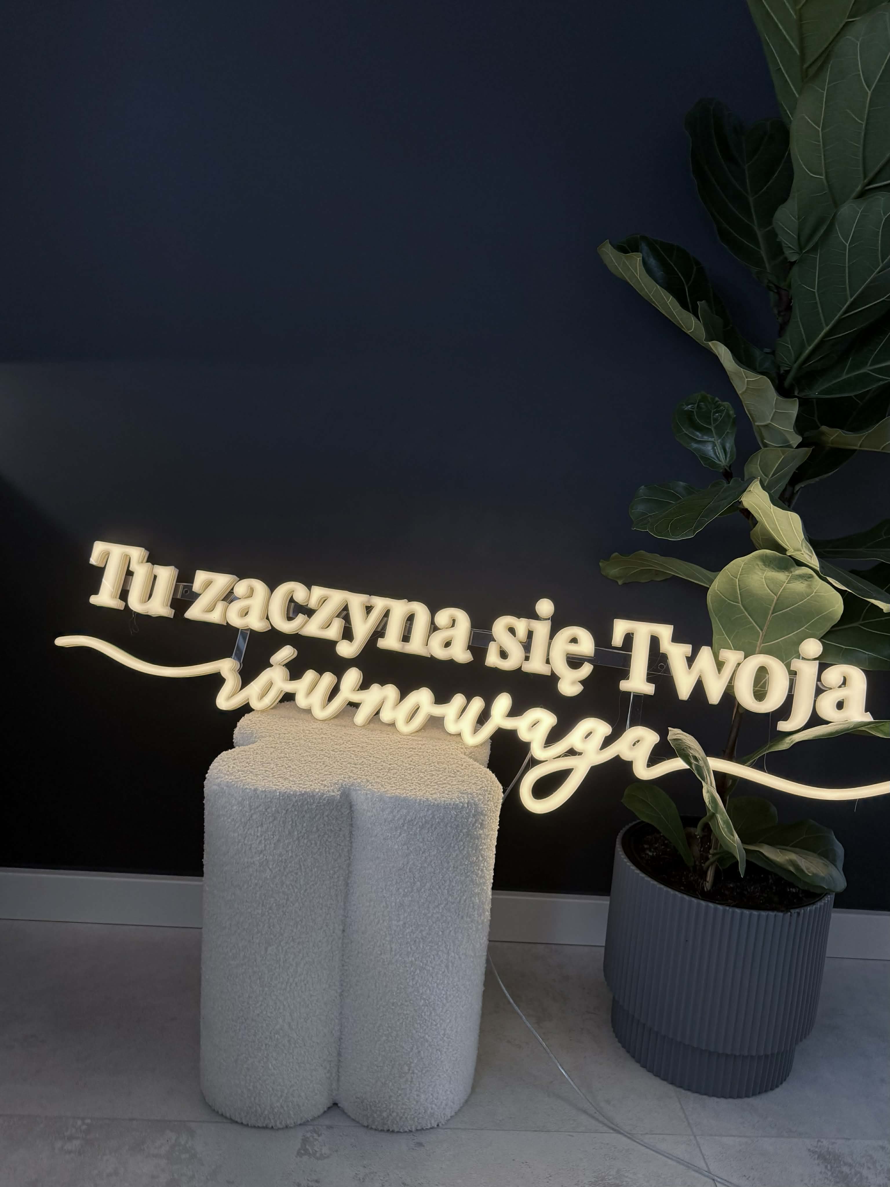 Neon reklamowy do salonu kosmetycznego
