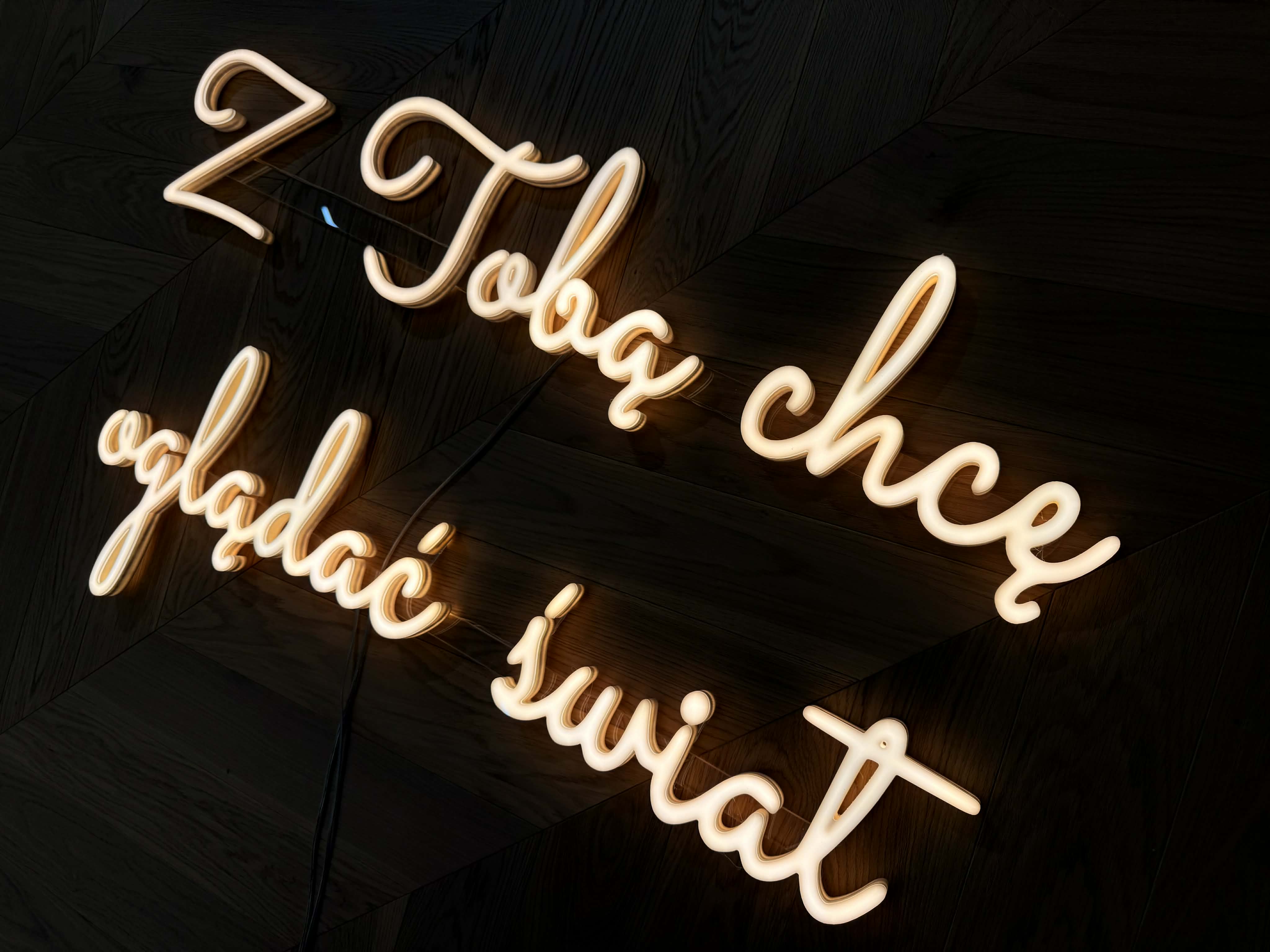 Napis neonowy na wesele Z Tobą chcę oglądać świat